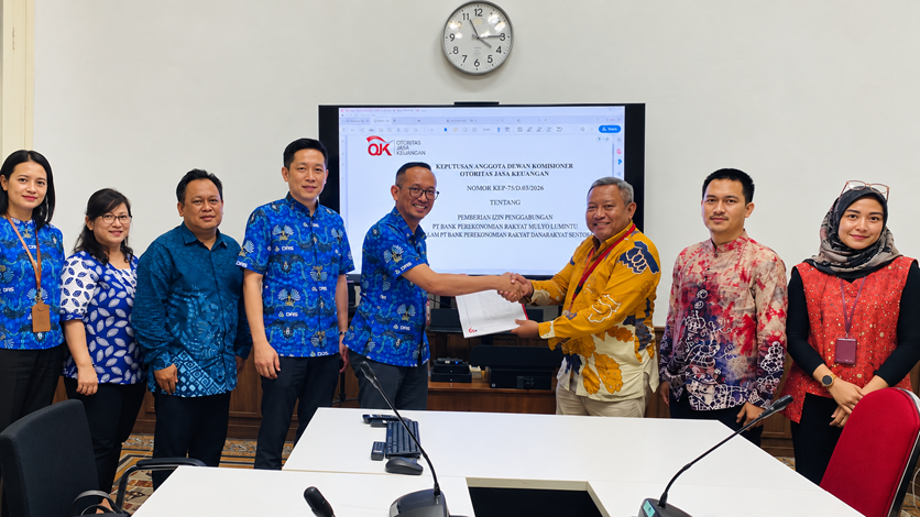 Pengurus PT BPR Mulyo Lumintu dan PT BPR Danarakyat Sentosa menerima keputusan penggabungan dari OJK di Semarang (foto: OJK Jateng) Pengurus PT BPR Mulyo Lumintu dan PT BPR Danarakyat Sentosa menerima keputusan penggabungan dari OJK di Semarang (foto: OJK Jateng)