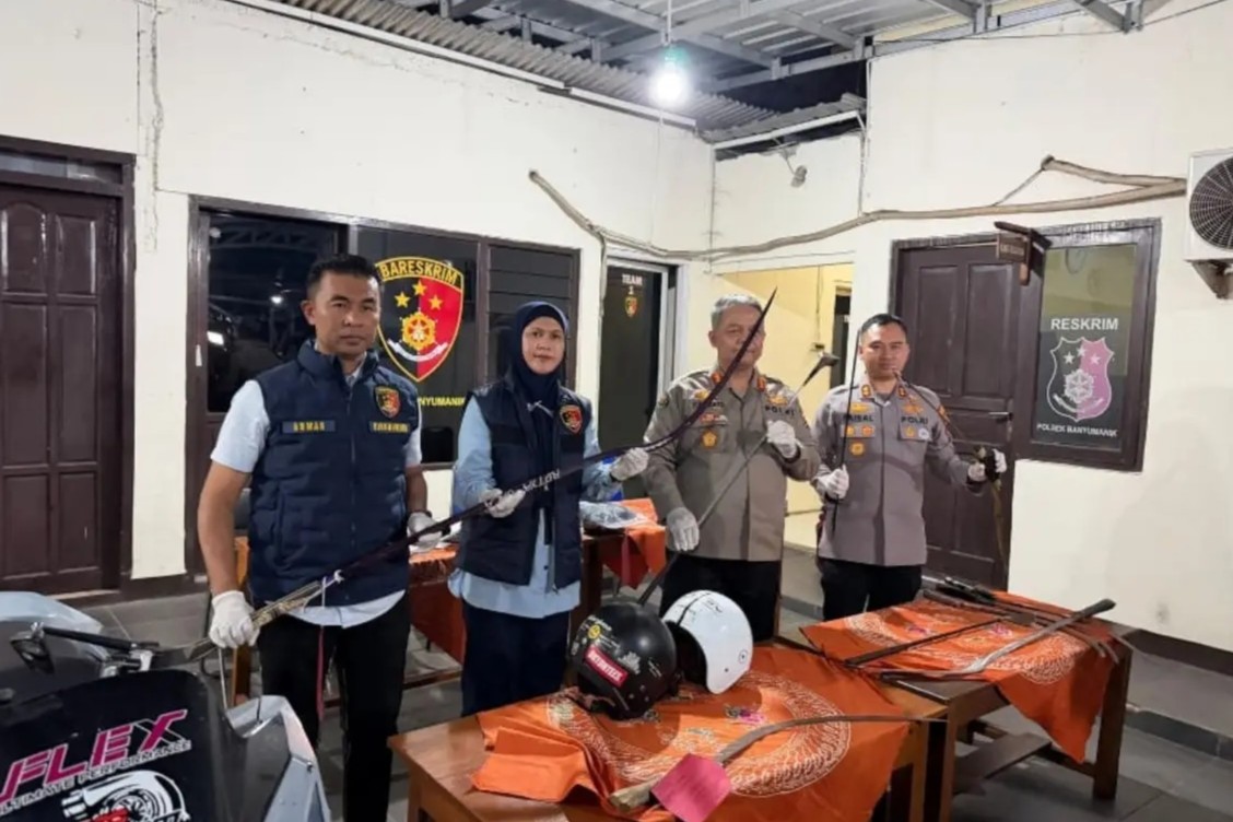 Polisi berhasil mengamankan pelaku pembacokan dan barang bukti sajam dalam tawuran maut antar kelompok remaja di Banyumanik (foto: Polrestabes Semarang) Polisi berhasil mengamankan pelaku pembacokan dan barang bukti sajam dalam tawuran maut antar kelompok remaja di Banyumanik (foto: Polrestabes Semarang)