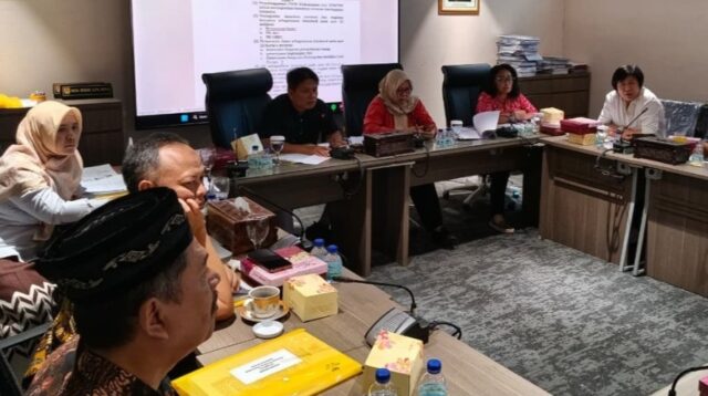 Pansus DPRD Kota Semarang gelar rapat bedah pasal Raperda Perizinan Berbasis Risiko bersama OPD pada Rabu, 14 Oktober 2026 (foto: DPRD Kota Semarang)