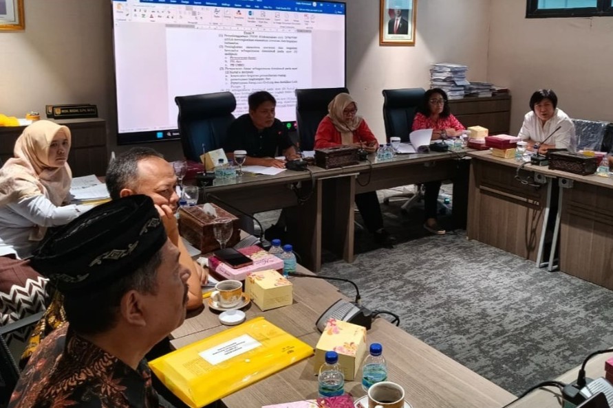 Pansus DPRD Kota Semarang gelar rapat bedah pasal Raperda Perizinan Berbasis Risiko bersama OPD pada Rabu, 14 Oktober 2026 (foto: DPRD Kota Semarang) Pansus DPRD Kota Semarang gelar rapat bedah pasal Raperda Perizinan Berbasis Risiko bersama OPD pada Rabu, 14 Oktober 2026 (foto: DPRD Kota Semarang)